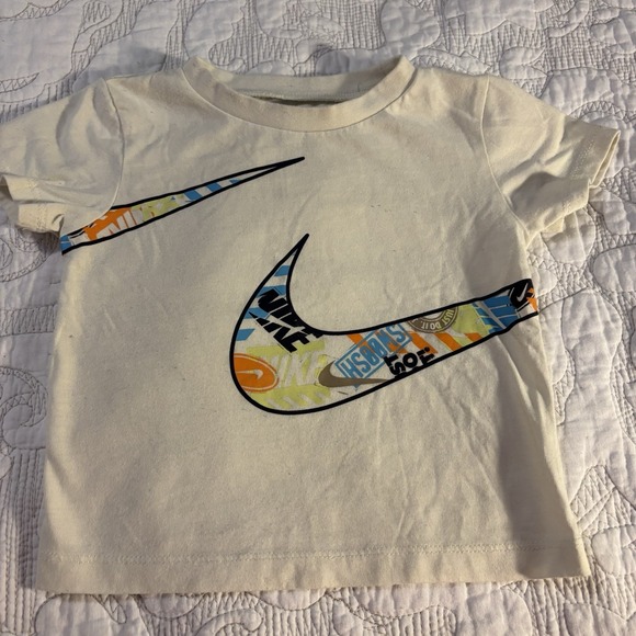 Nike Baby Boy T-Shirt Size 18 Month Cream With Multicolor Nike Logo On Chest - Picture 1 of 5